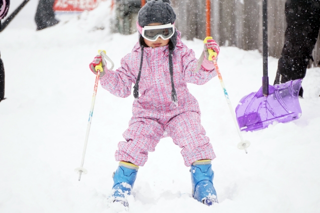 スキーウェアキッズ女の子で暖かい防水の人気でおしゃれなおすすめは